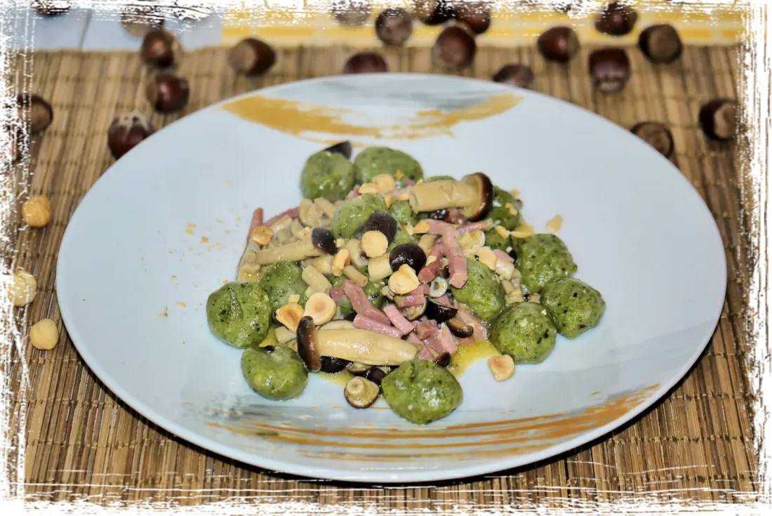 Gnocchi verdi con pioppini, speck e nocciole