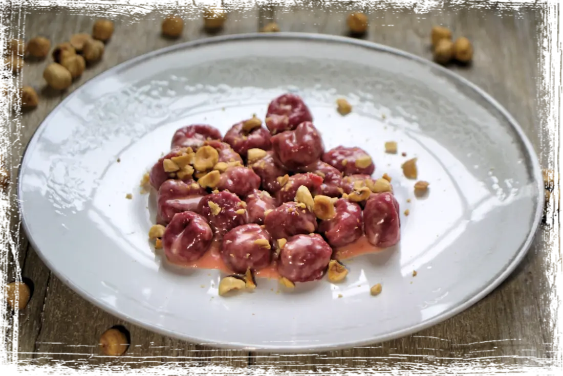 Gnocchi di patate alla rapa rossa con salsa di taleggio e nocciole Gnocchi di patate alla rapa rossa con salsa di taleggio e nocciole