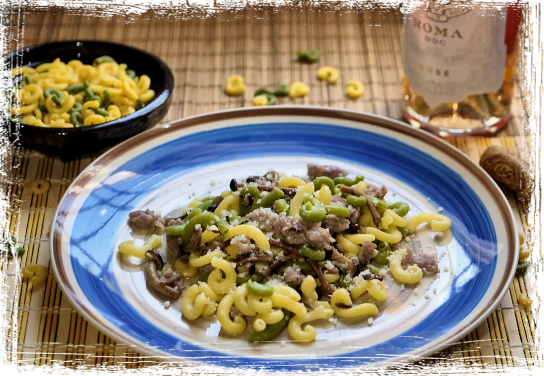 Gramigna paglia e fieno con salsiccia e pioppini