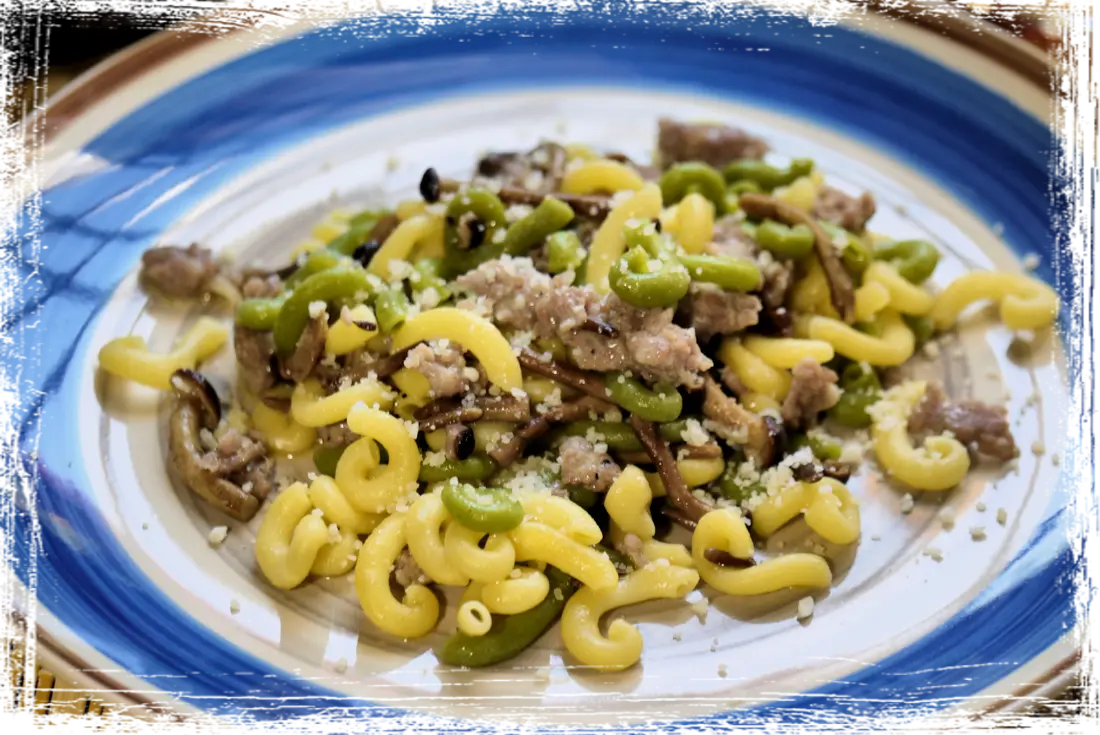 Gramigna paglia e fieno con salsiccia e pioppini