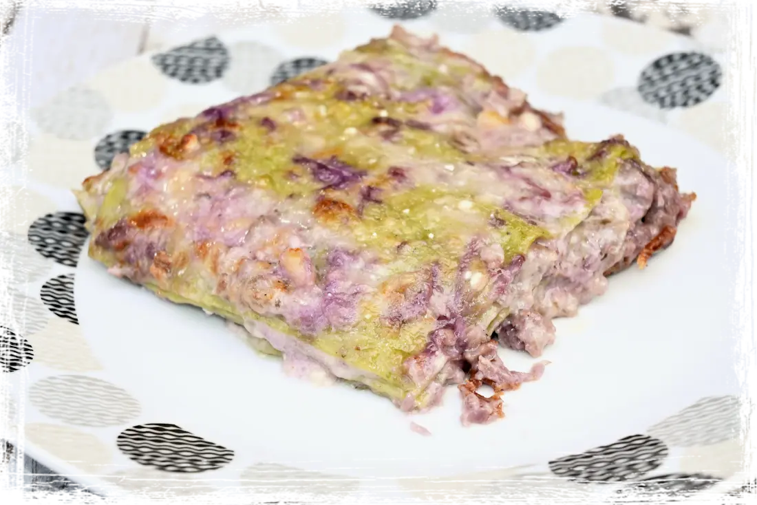 Lasagne verdi con cavolo viola e salsiccia Lasagne verdi con cavolo viola e salsiccia