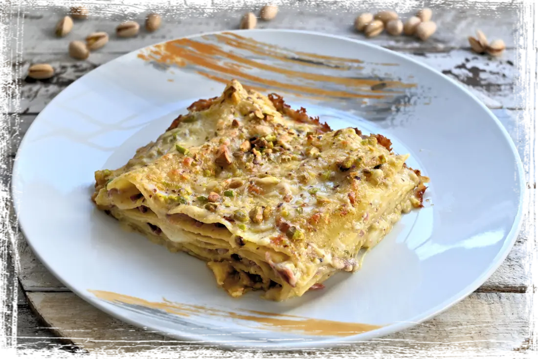 Lasagna con pesto di pistacchi e speck