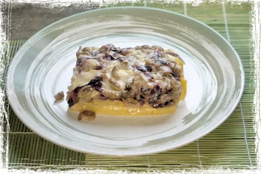 Lasagna di polenta con radicchio e funghi