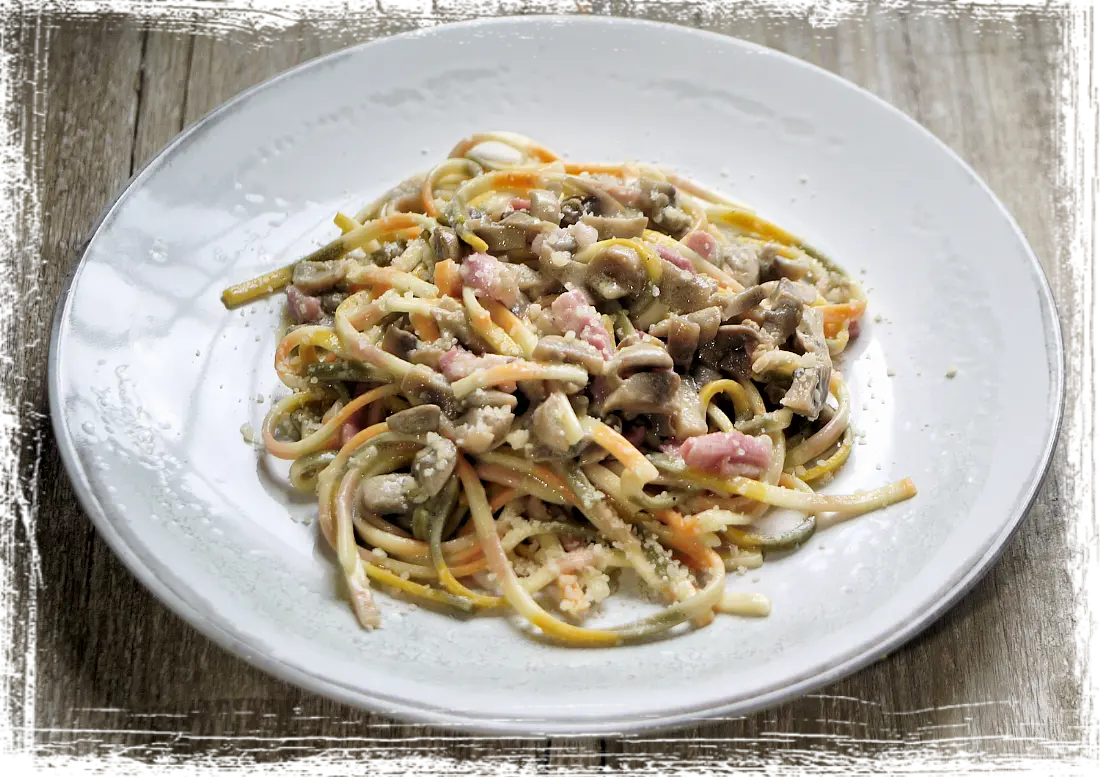 Linguine arcobaleno con funghi, pancetta affumicata e robiola