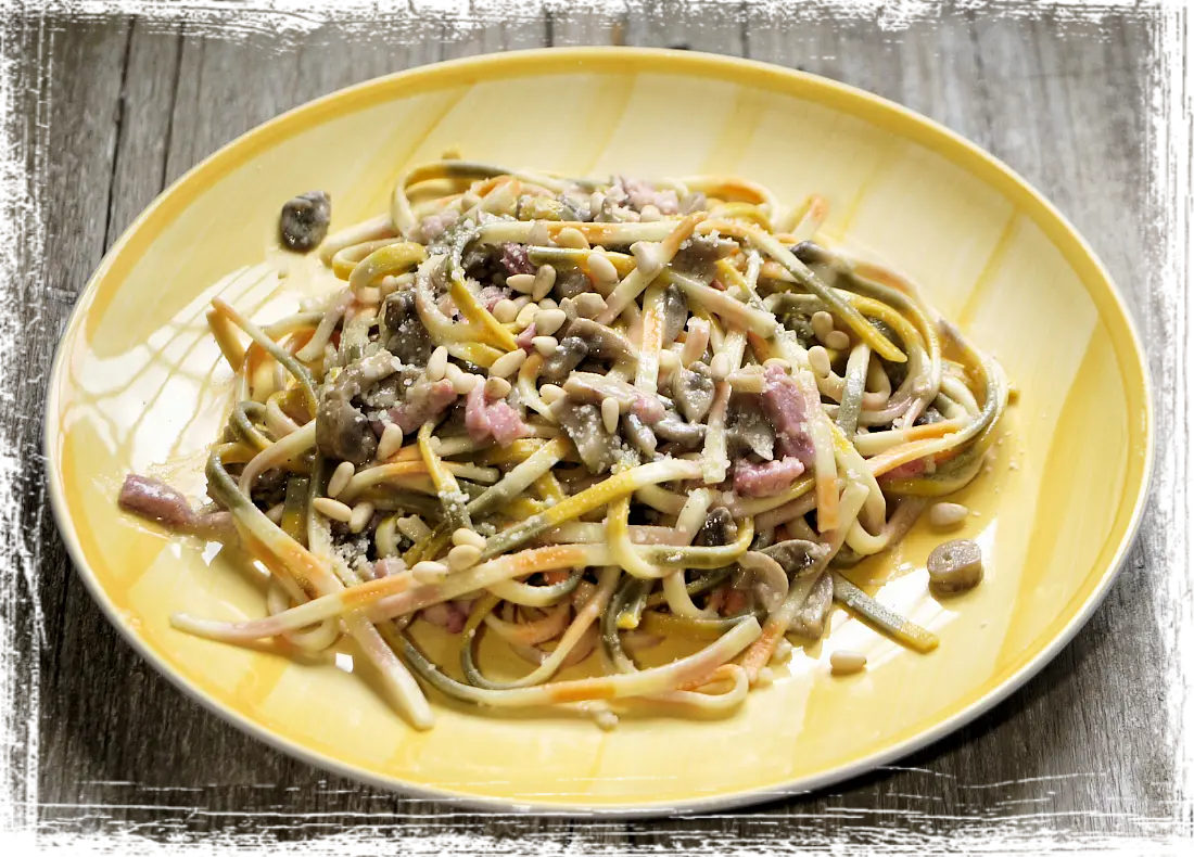 Linguine arcobaleno con funghi, pancetta affumicata e robiola