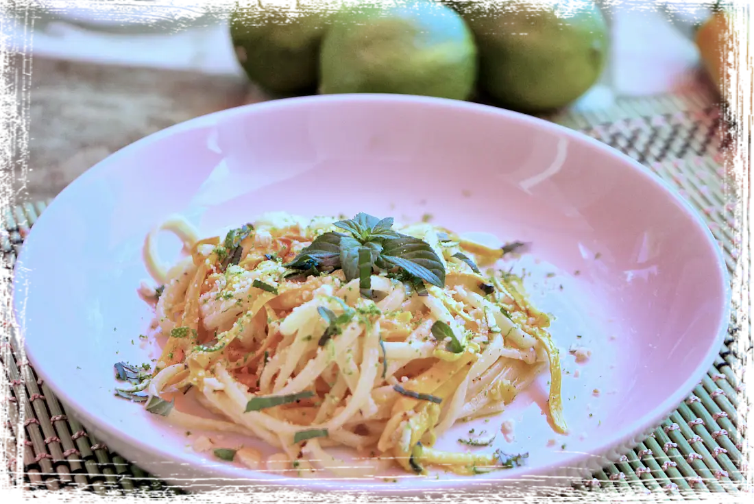 Linguine con julienne di zucchina gold, lime e menta