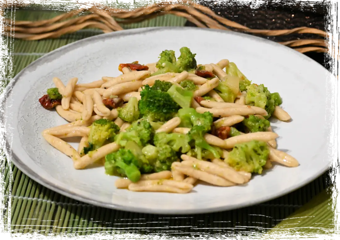Maccheroncini con broccoli e pomodori secchi Maccheroncini con broccoli e pomodori secchi