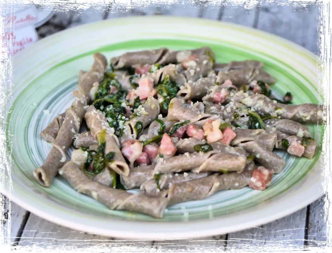 Maccheroni pugliesi con pancetta e bietoline Maccheroni pugliesi con pancetta e bietoline