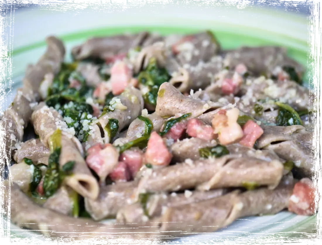 Maccheroni pugliesi con pancetta e bietoline