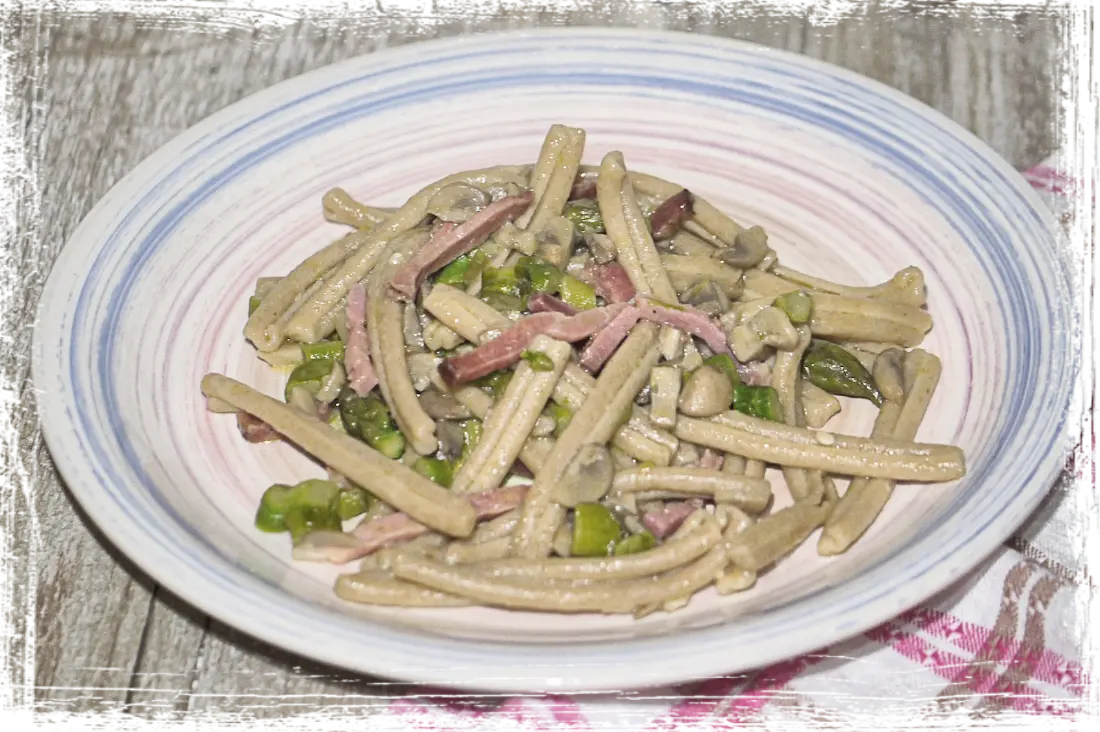 Maccheroncini speck, funghi e asparagi Maccheroncini speck, funghi e asparagi