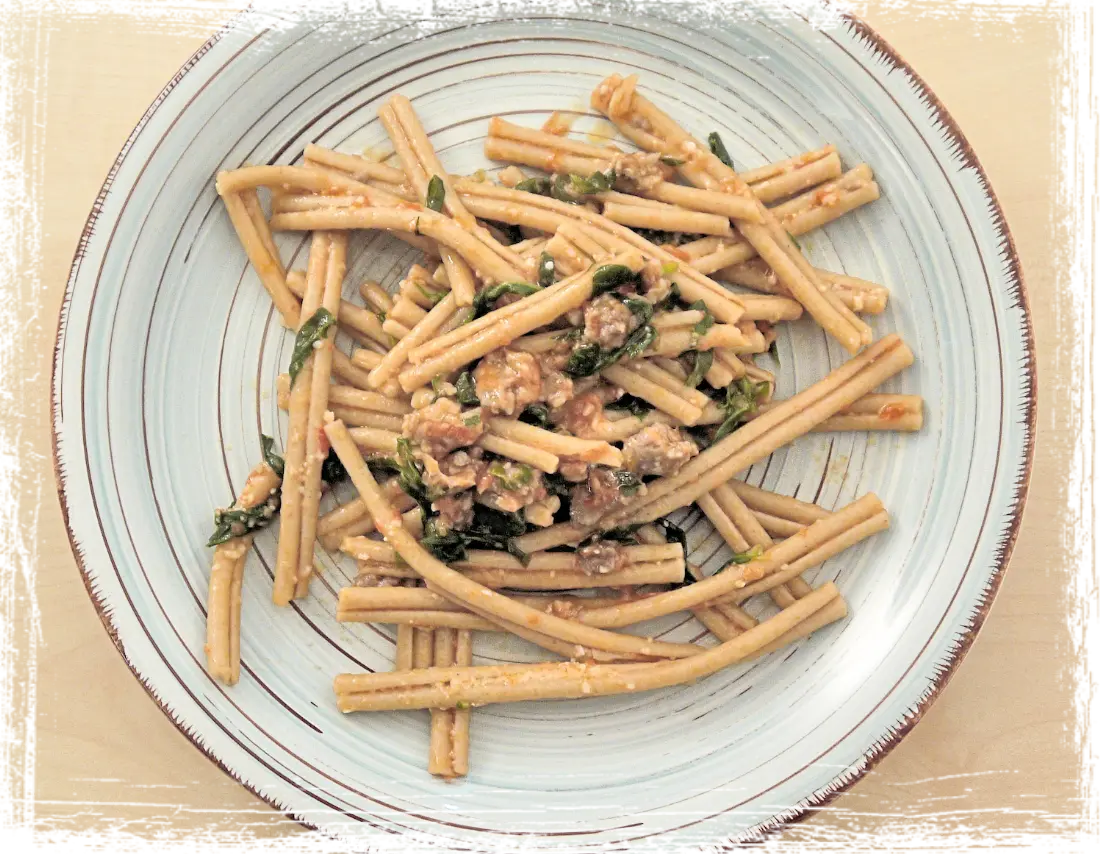 Maccheroncini integrali stridoli e salsiccia Maccheroncini integrali stridoli e salsiccia