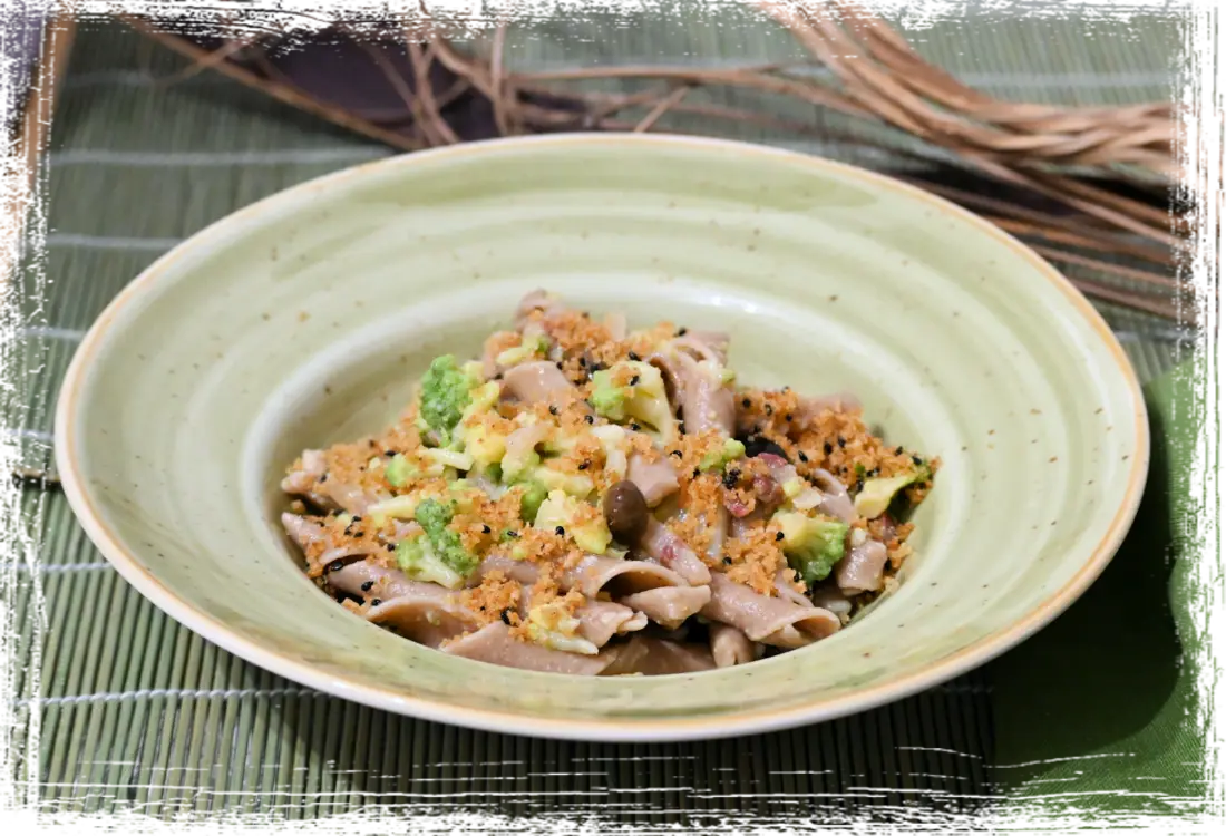 Maccheroni pugliesi con cavolo romanesco, guanciale e olive taggiasche Maccheroni pugliesi con cavolo romanesco, guanciale e olive taggiasche