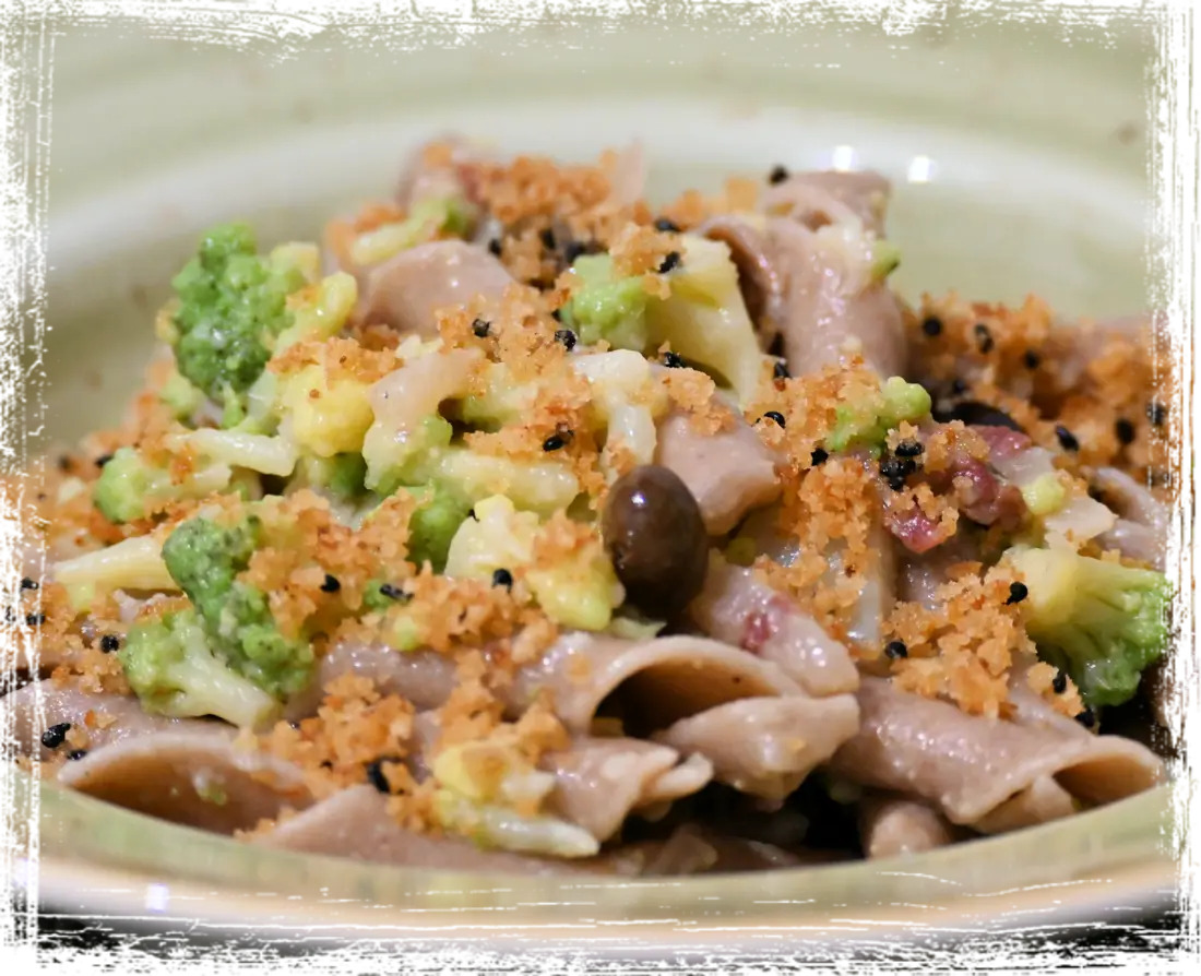 Maccheroni pugliesi con cavolo romanesco, guanciale e olive taggiasche Maccheroni pugliesi con cavolo romanesco, guanciale e olive taggiasche