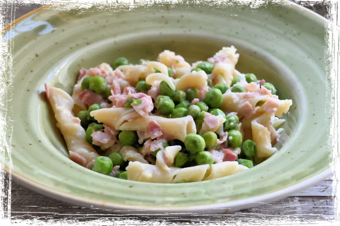 Maccheroni pugliesi robiola, cotto e piselli