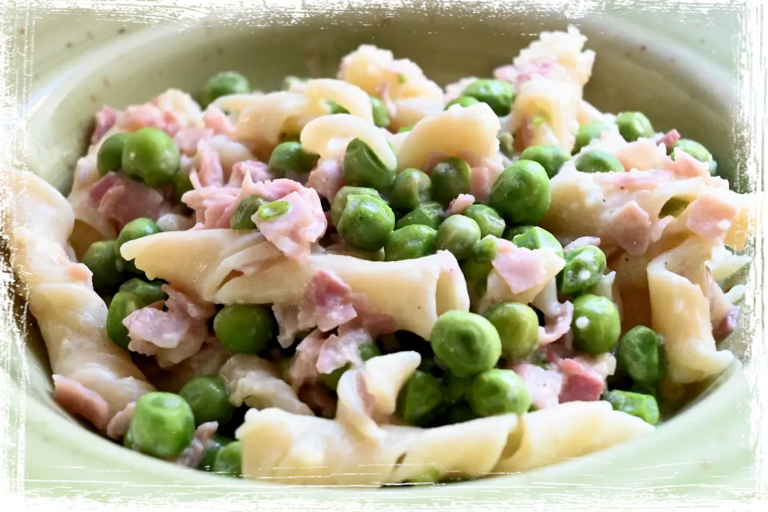 Maccheroni pugliesi robiola, cotto e piselli