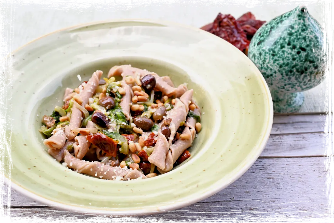 Maccheroni pugliesi con lattuga, pomodorini e olive taggiasche Maccheroni pugliesi con lattuga, pomodorini e olive taggiasche