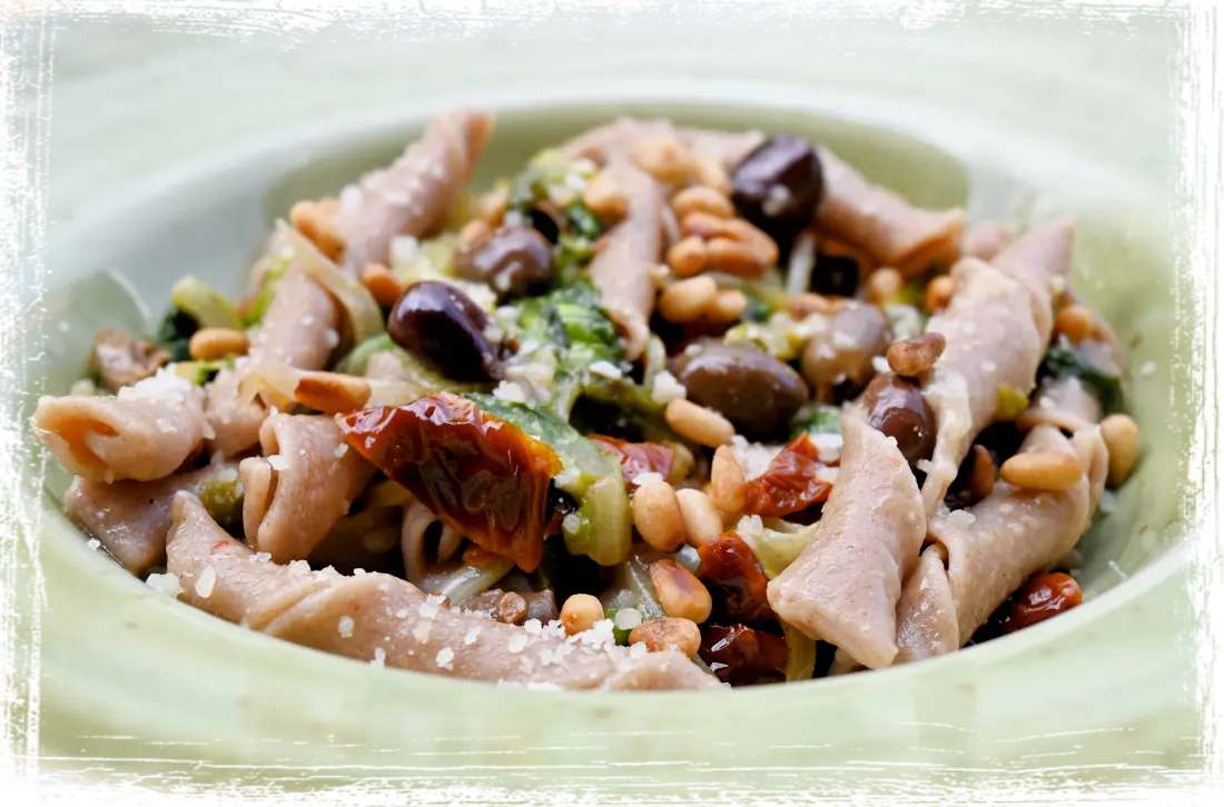 Maccheroni pugliesi con lattuga, pomodorini e olive taggiasche Maccheroni pugliesi con lattuga, pomodorini e olive taggiasche