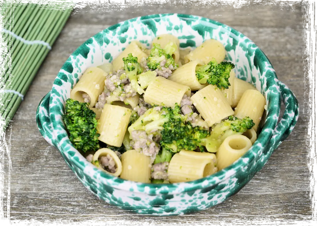 Mezze maniche con salsiccia e broccoli