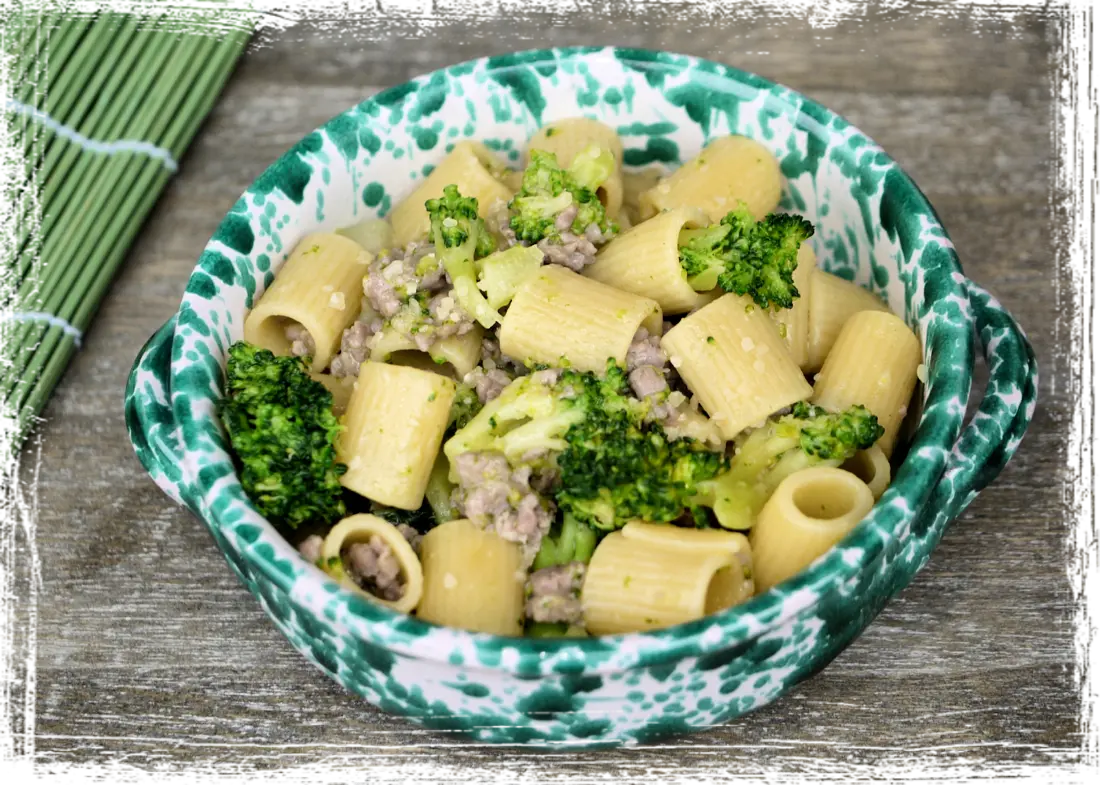 Mezze maniche con salsiccia e broccoli Mezze maniche con salsiccia e broccoli