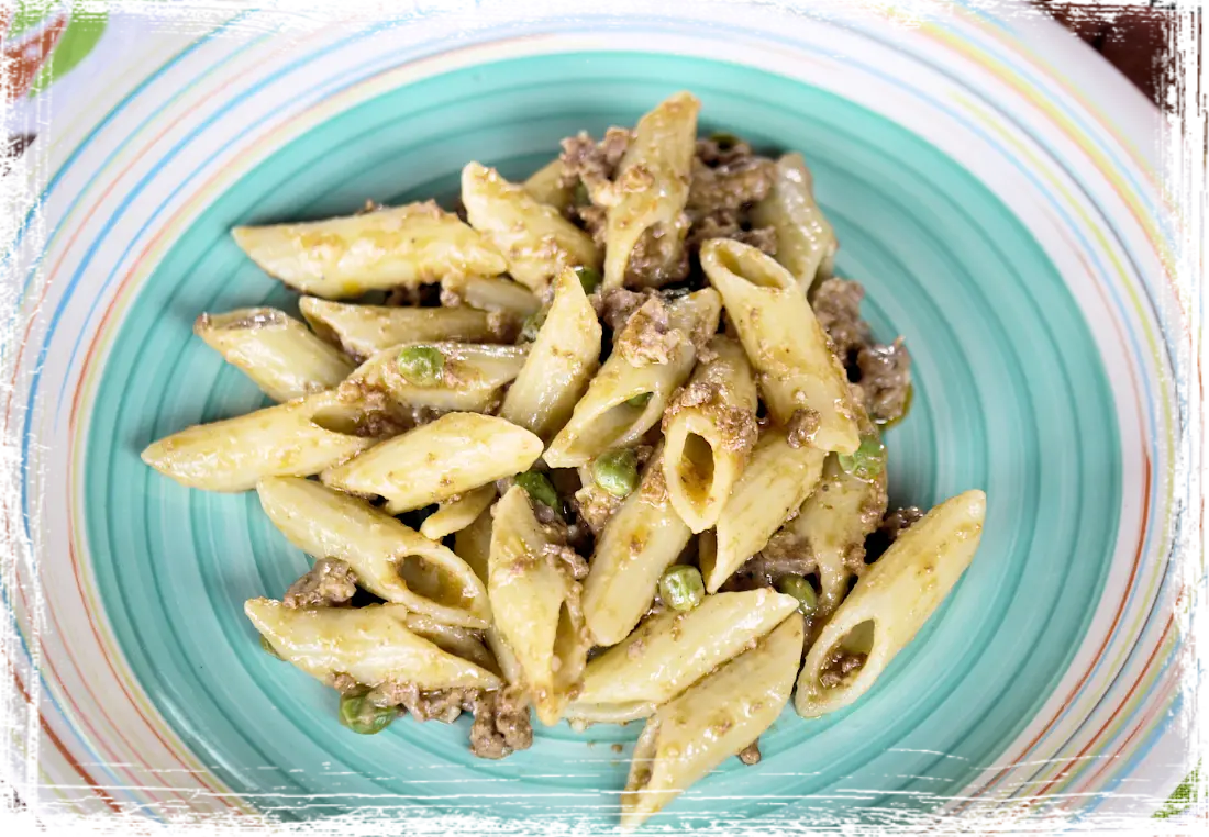 Mezze penne con ragù di salsiccia e piselli