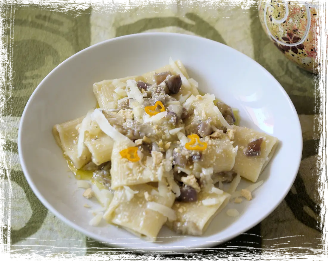 Mezzi paccheri al sugo bianco di melanzane Mezzi paccheri al sugo bianco di melanzane