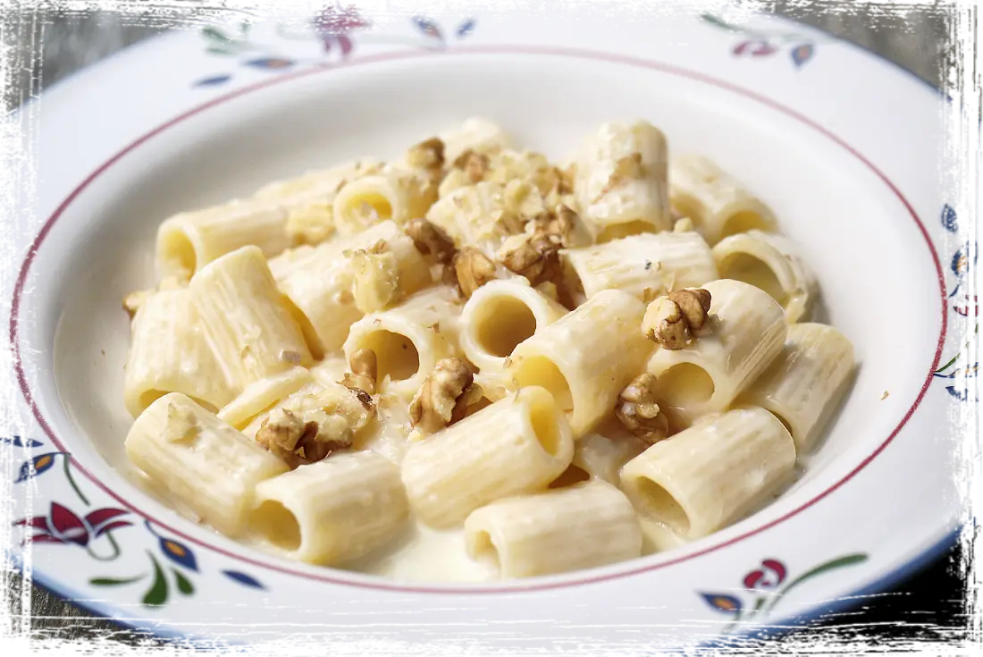 Mezzi rigatoni gorgonzola e noci Mezzi rigatoni gorgonzola e noci