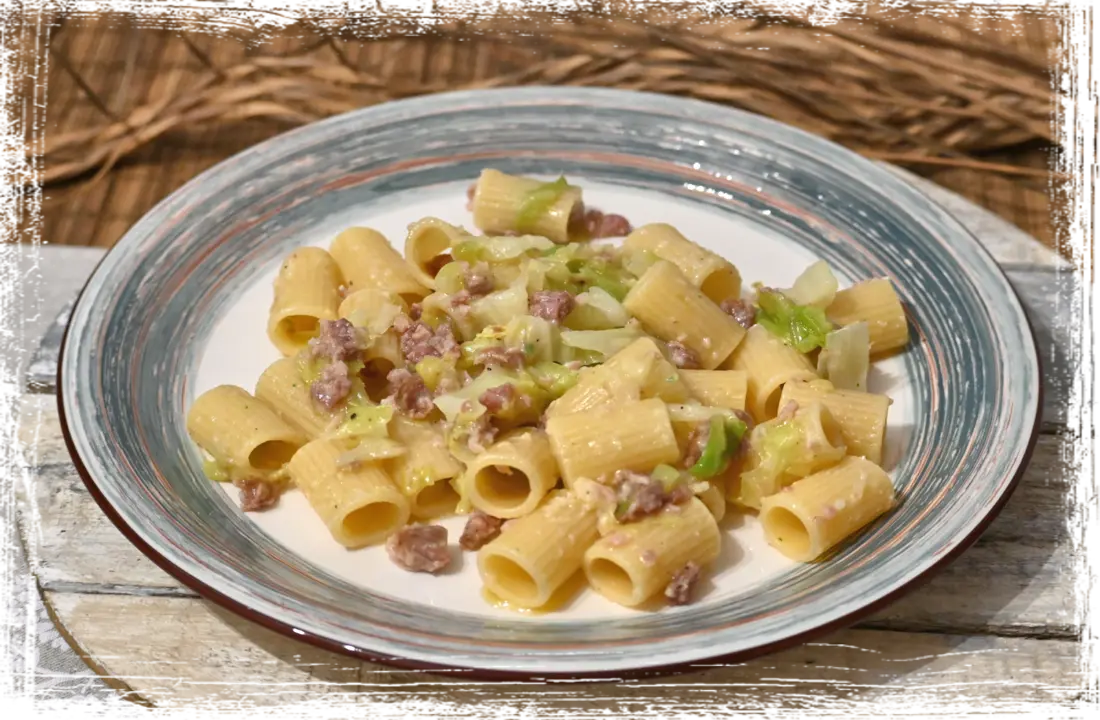 Mezzi rigatoni con ciuìga e verza Mezzi rigatoni con ciuìga e verza