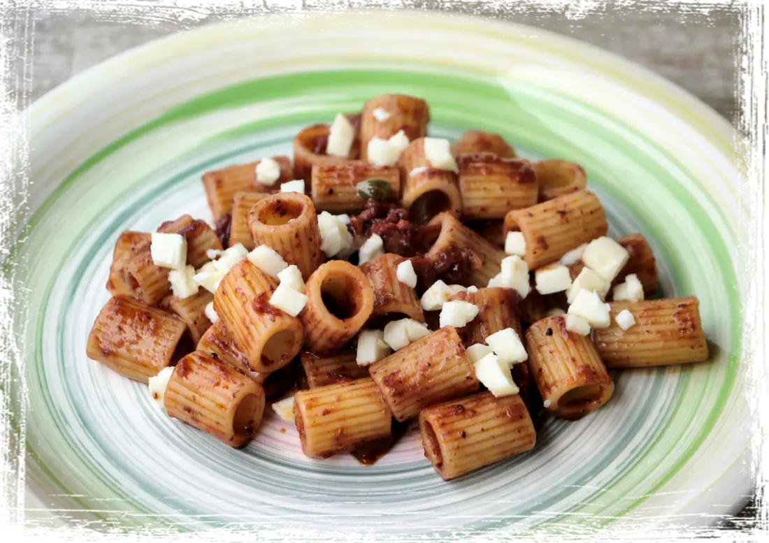 Mezzi rigatoni al sugo di pomodoro e olive nere