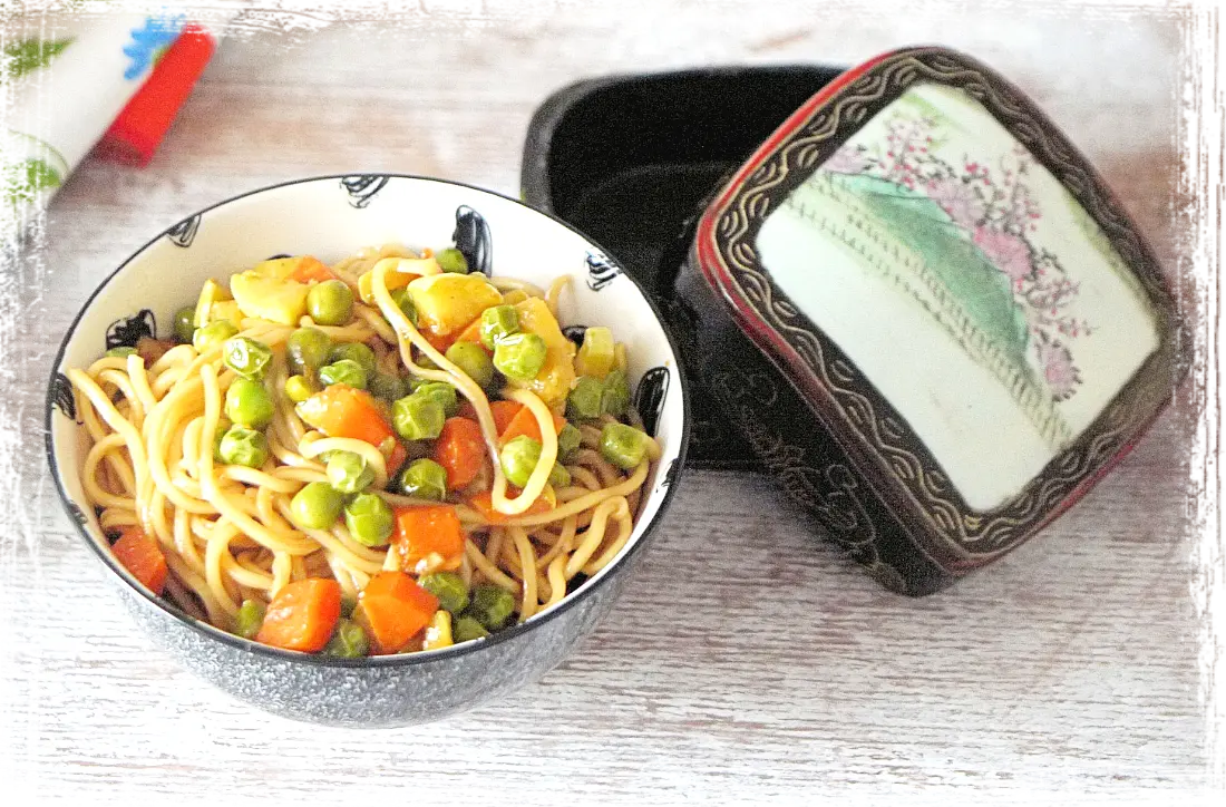 Noodles di grano Chow Mein con verdure