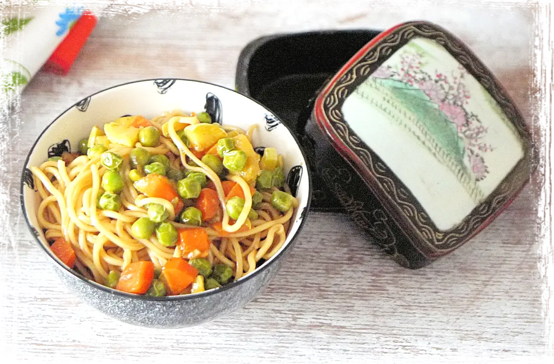Noodles di grano Chow Mein con verdure Noodles di grano Chow Mein con verdure