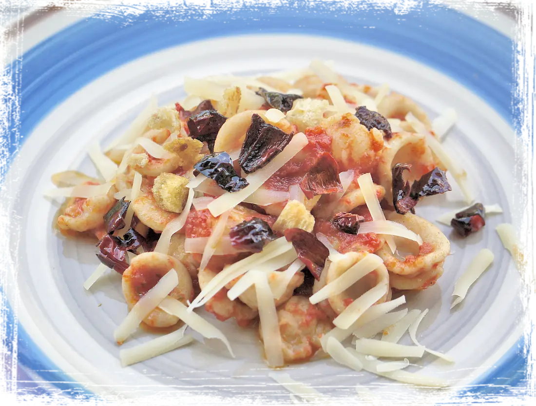 Orecchiette con sugo al basilico e peperoni cruschi