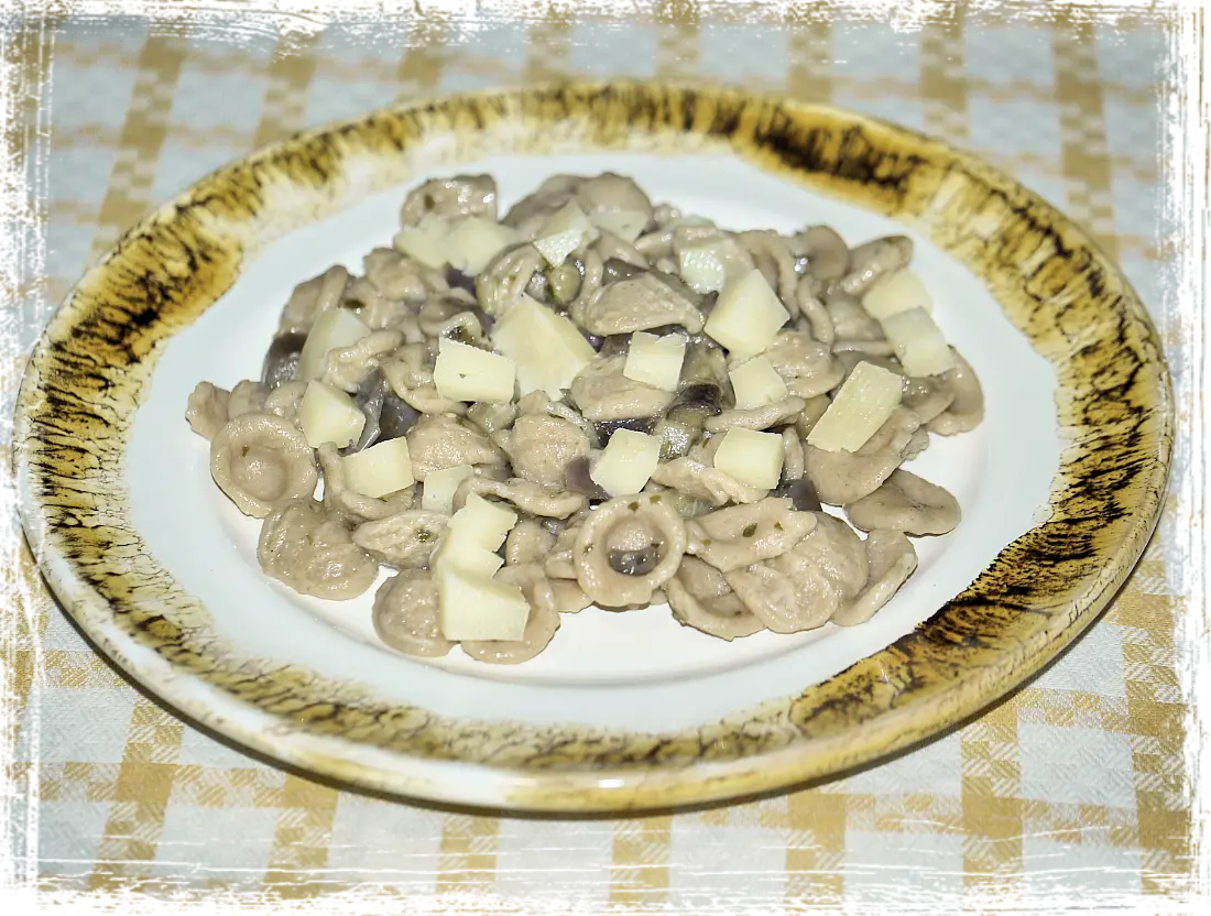 Orecchiette con melanzane perline e Asiago