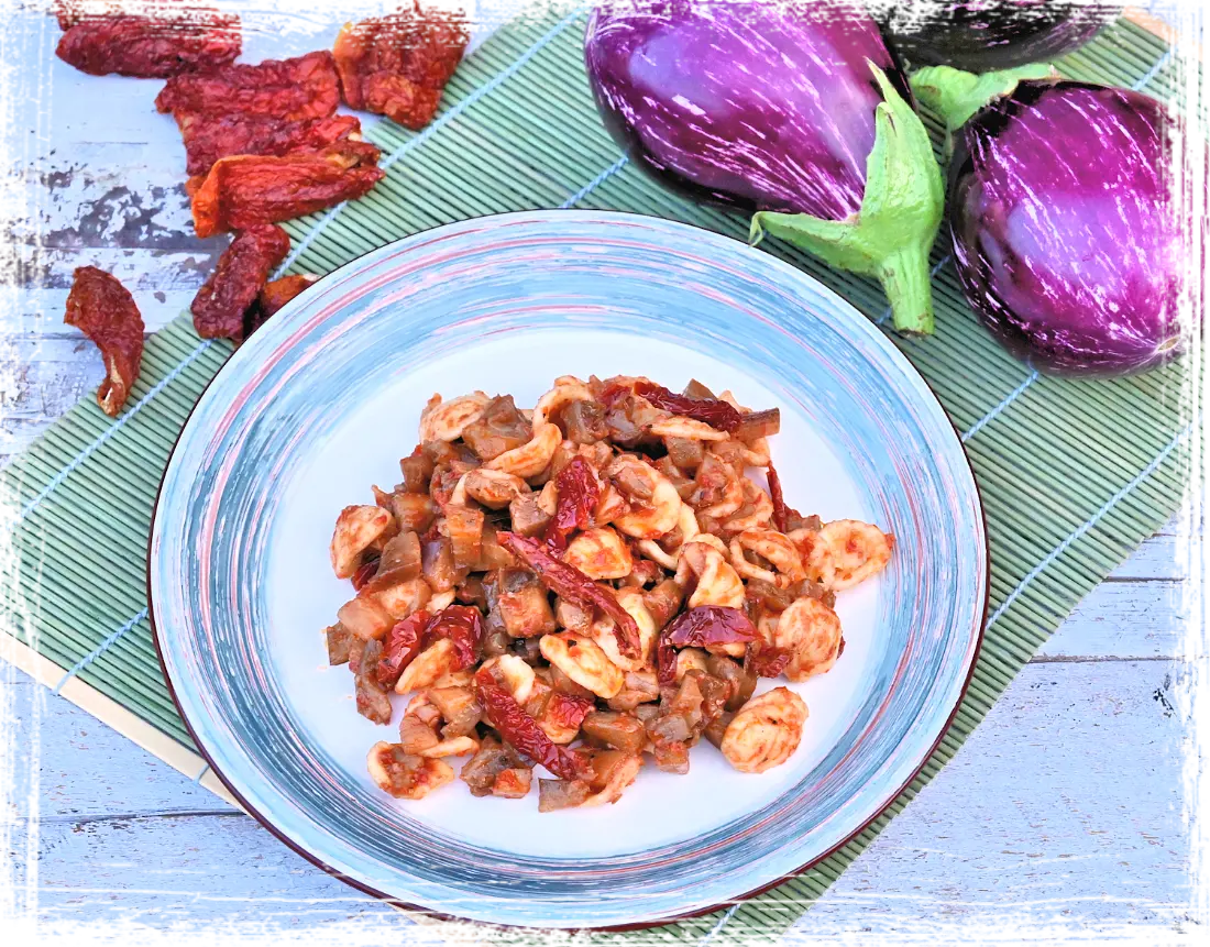 Orecchiette con melanzane e pomodori secchi