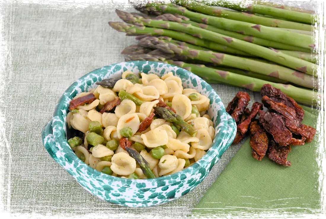 Orecchiette con asparagi, piselli e pomodori secchi