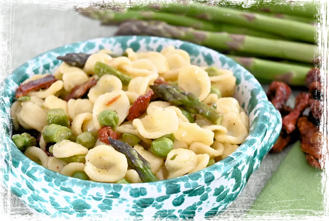 Orecchiette con asparagi, piselli e pomodori secchi