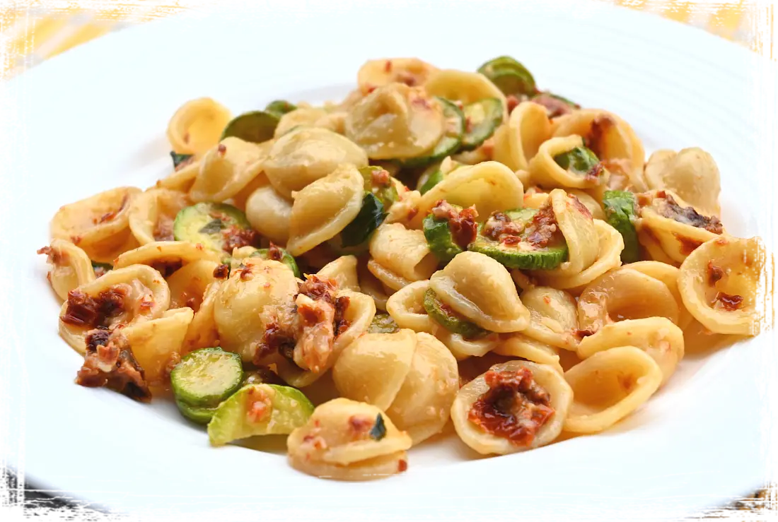 Orecchiette con pomodori secchi, mandorle e zucchine