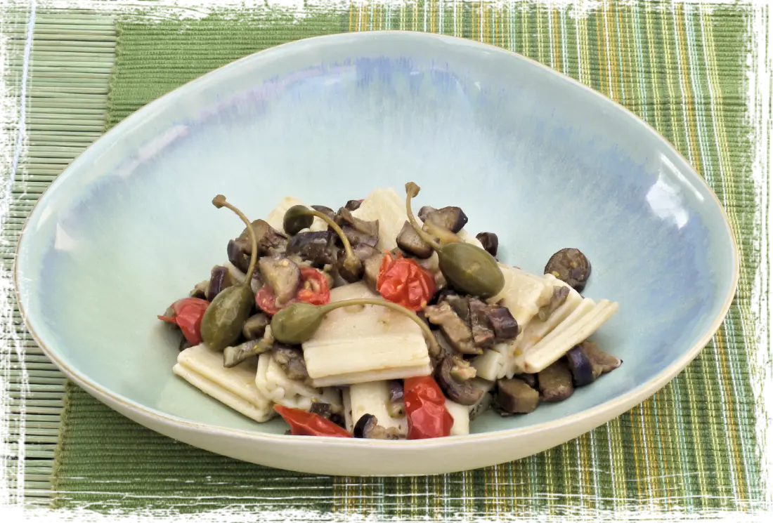 Paccheri greci con melanzane, pomodorini e frutti del cappero Paccheri greci con melanzane, pomodorini e frutti del cappero
