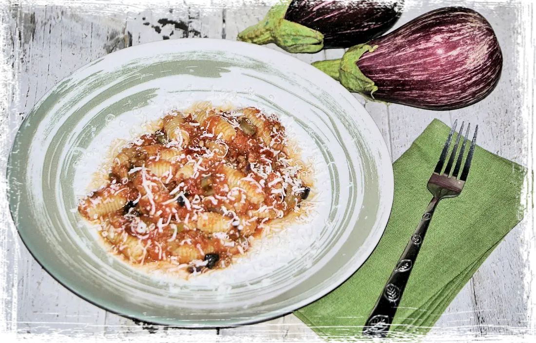 Paguri con sugo di melanzane, olive e capperi