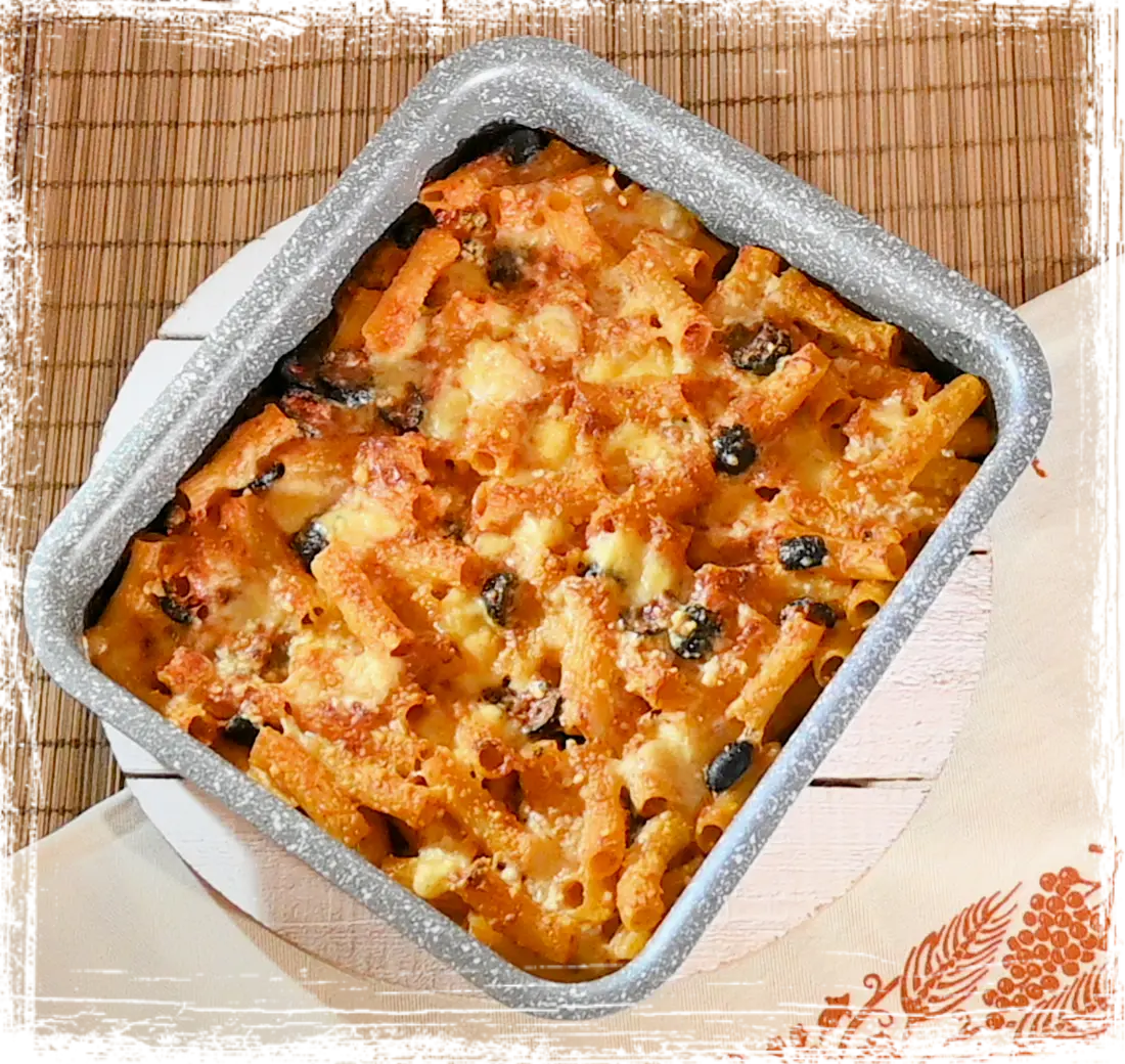 Pasta al forno con olive e capperi