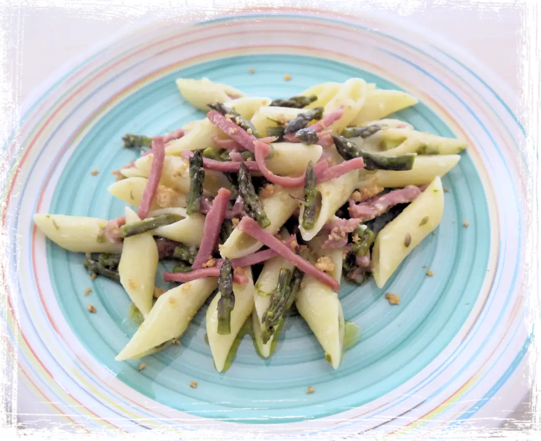 Penne con aspargina, speck croccante e polvere di tarallo