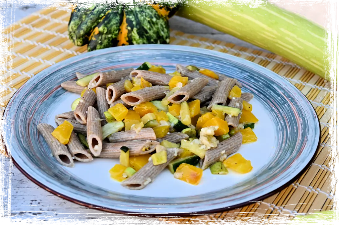 Penne integrali con peperoni e mix di zucchine