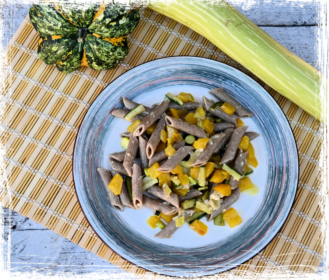 Penne integrali con peperoni e mix di zucchine