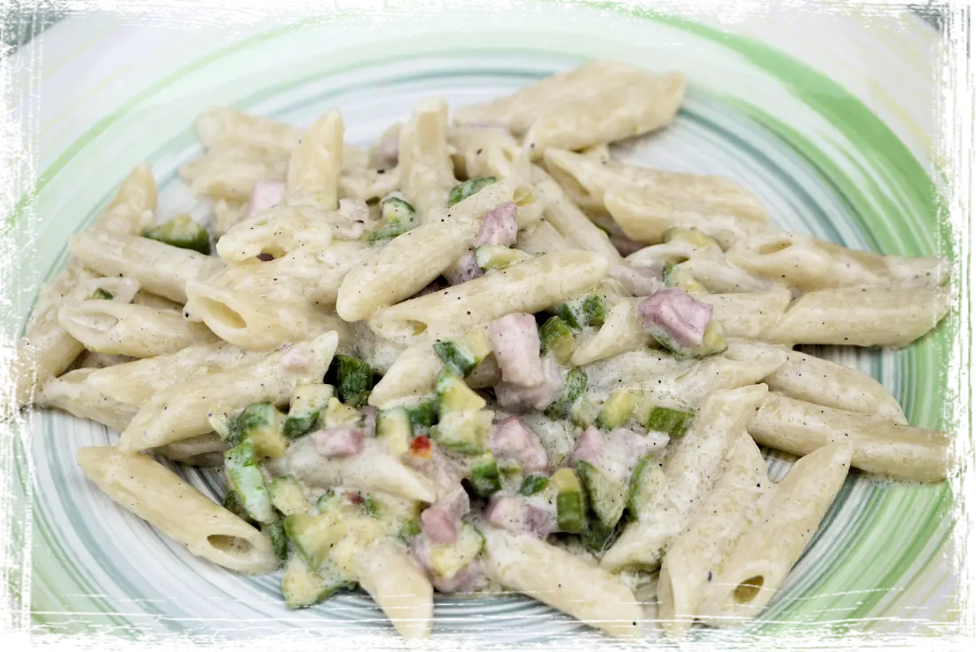 Penne con zucchine, pancetta piccante e robiola