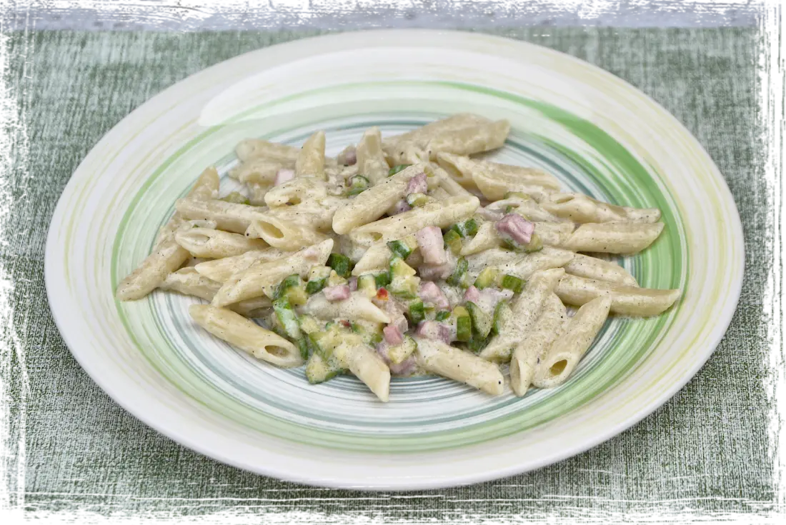 Penne con zucchine, pancetta piccante e robiola