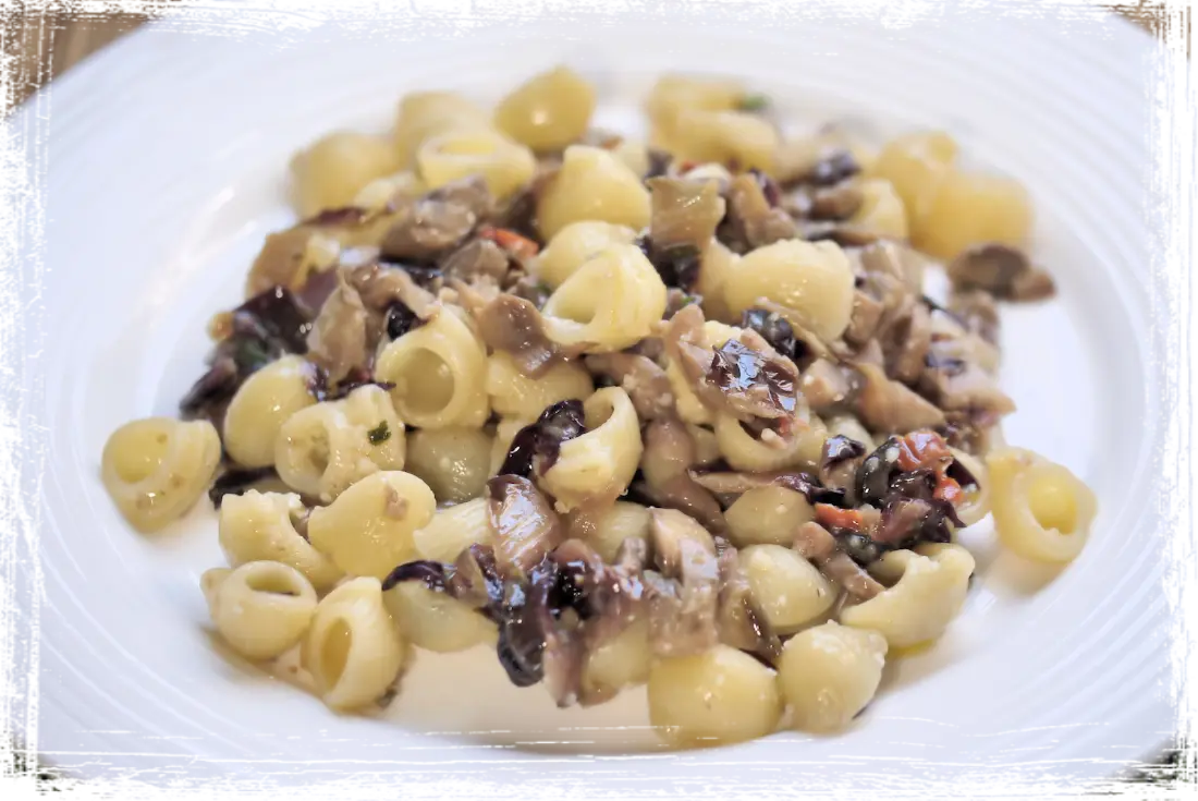 Pipe rigate con funghi e radicchio Pipe rigate con funghi e radicchio