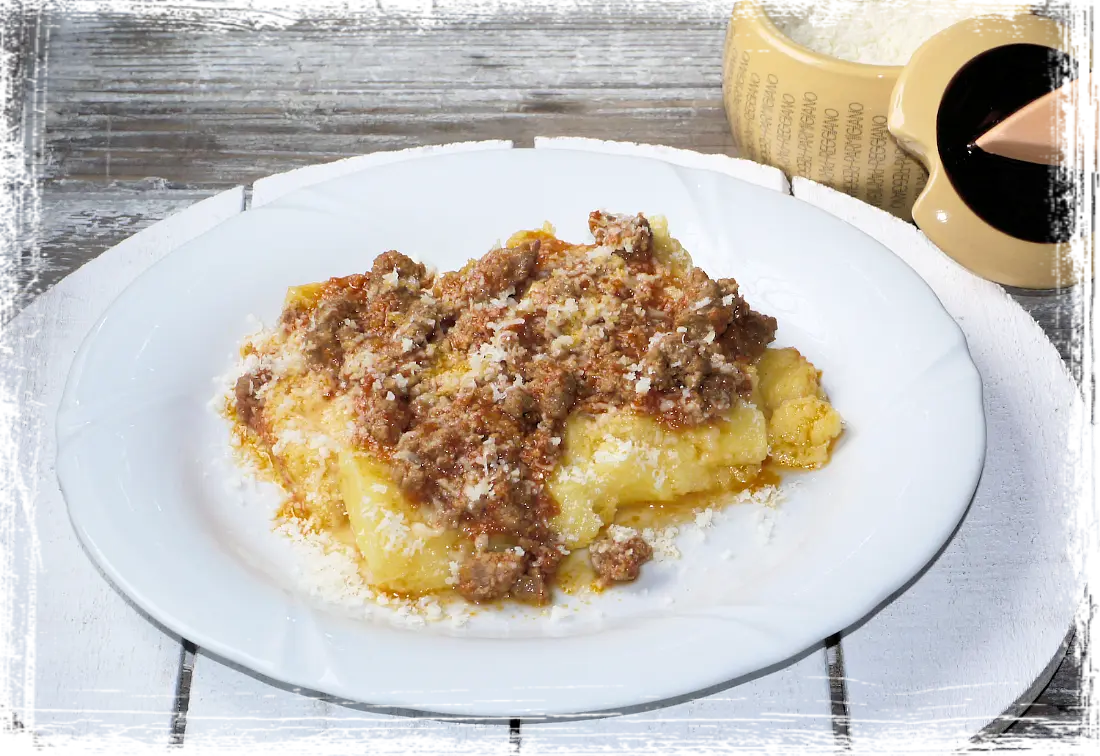 Polenta al ragù di salsiccia e funghi