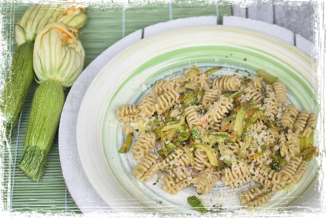 Radiatori integrali con zucchine e fiori di zucca