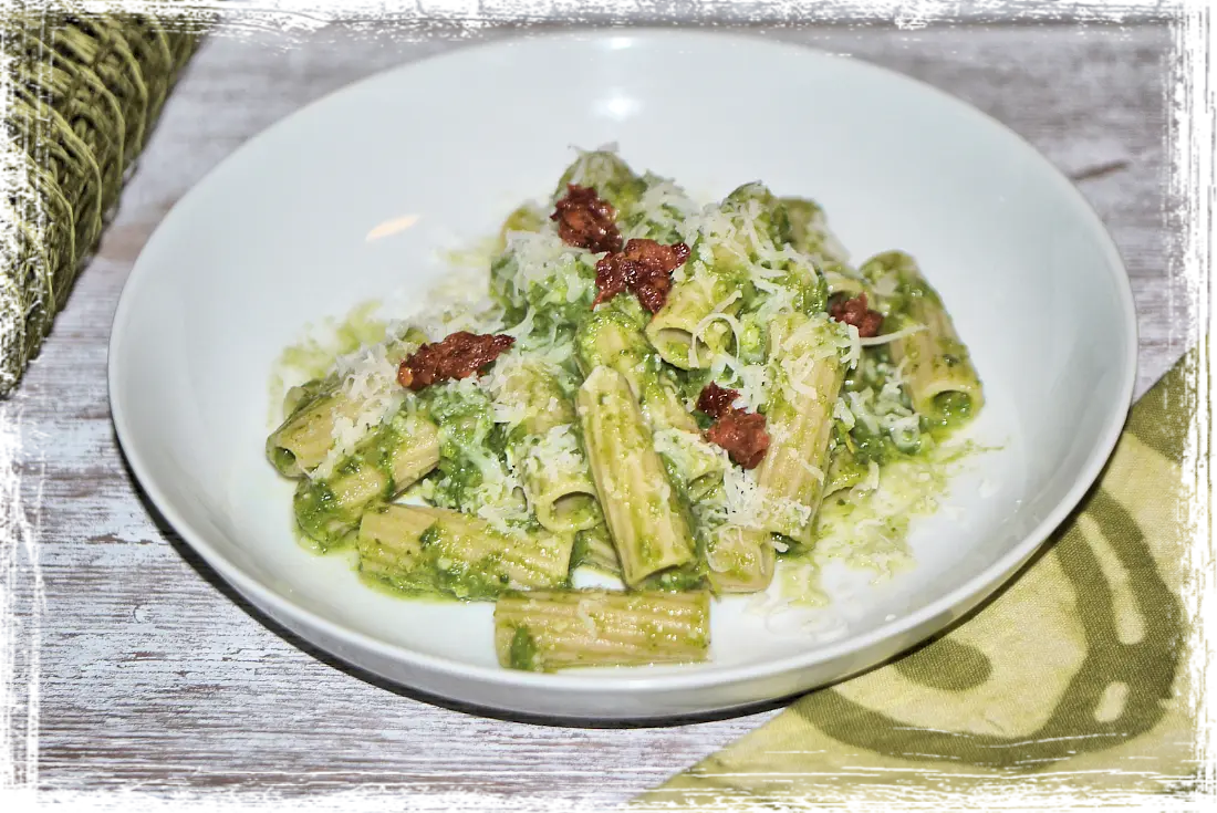 Rigatoni con crema di cime di rapa e fiocchi di 'nduja Rigatoni con crema di cime di rapa e fiocchi di 'nduja