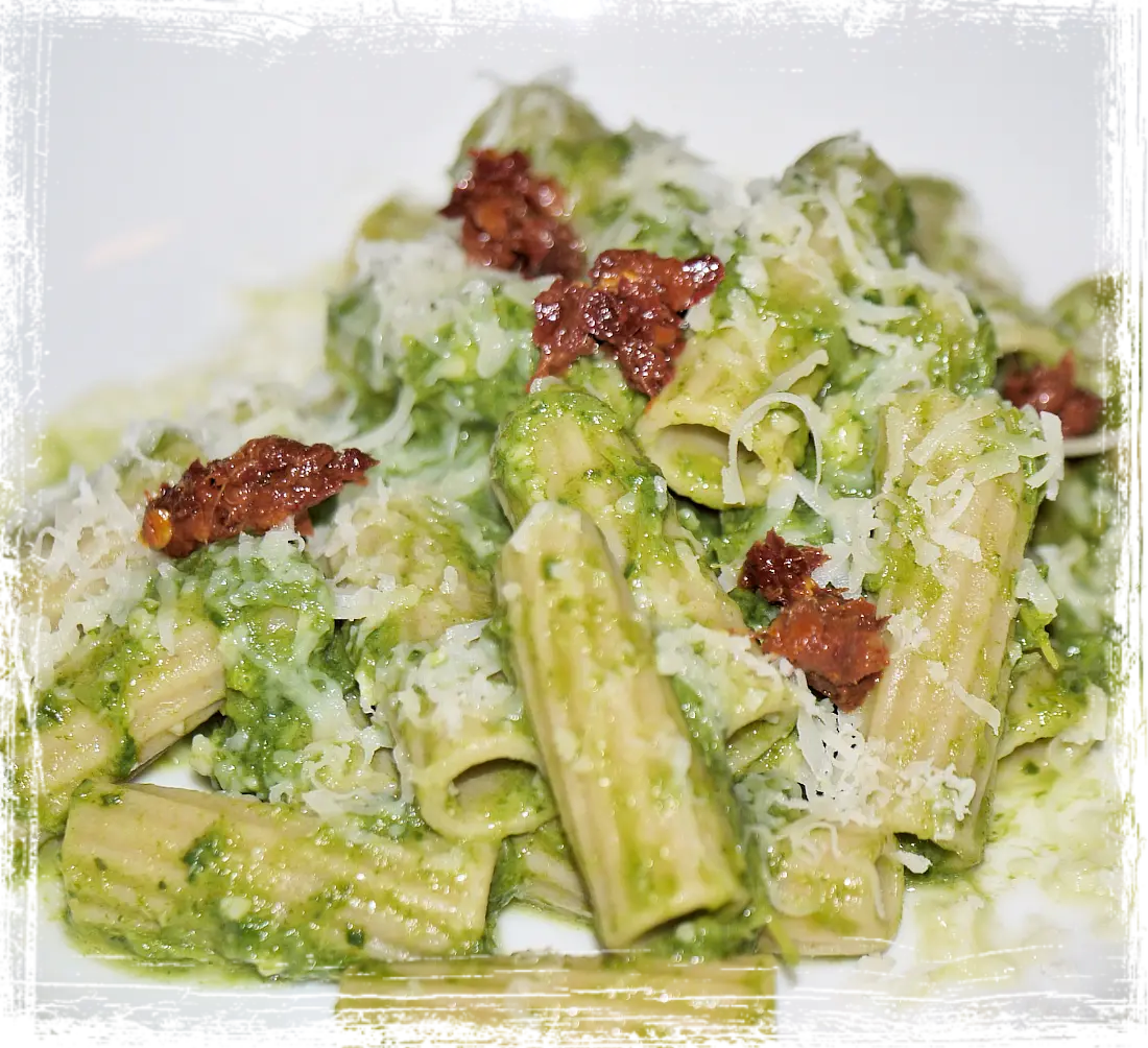 Rigatoni con crema di cime di rapa e fiocchi di 'nduja Rigatoni con crema di cime di rapa e fiocchi di 'nduja