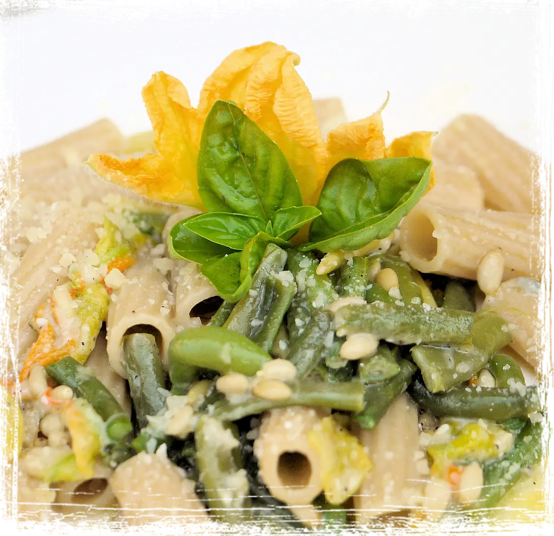 Rigatoni con fiori di zucca e fagiolini Rigatoni con fiori di zucca e fagiolini